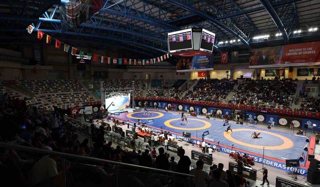 Kocaeli'deki uluslararası güreş turnuvası genç sporculara ilham oluyor