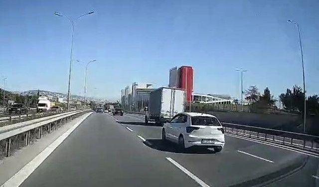 Araçların arasında makas atarak ilerleyen kamyonet kamerada