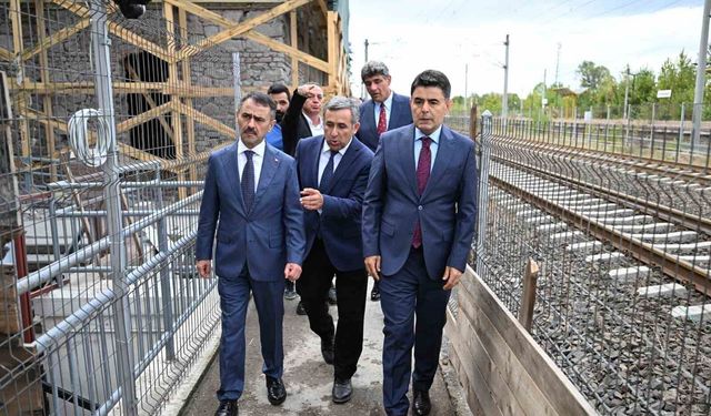 Bakan Yardımcısı Boyraz, tarihi garda restorasyon çalışmarını inceledi