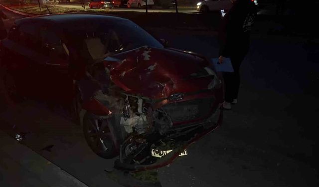 Virajı alamayan otobüs iki otomobile çarptı: Ölümle burun buruna geldiler