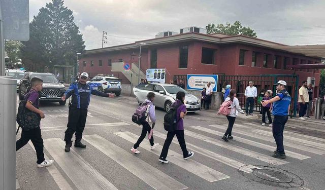 Zabıtadan okul önlerinde tedbir
