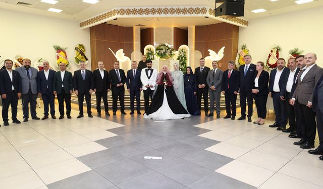 Zehra ile Ahmet Burak Dillere Destek  Bir Düğünle Dünyaevine Girdi