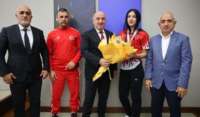 Dünya Gençler Kick Boks Şampiyonu Ezel Nur Karalar'a Altın Ödülü