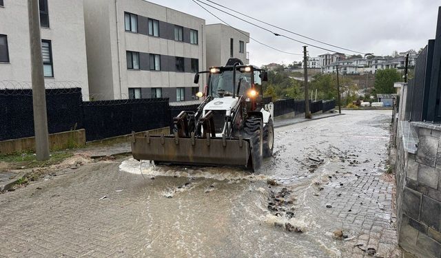 Başiskele Belediyesi sağanak yağışa karşı ekipleriyle sahada