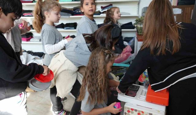 Başiskele'de ilkokul öğrencilerinden Hayır Çarşısı'na bağış