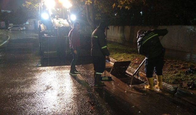 Çayırova'da sağanağa karşı ekipler gece boyunca çalıştı