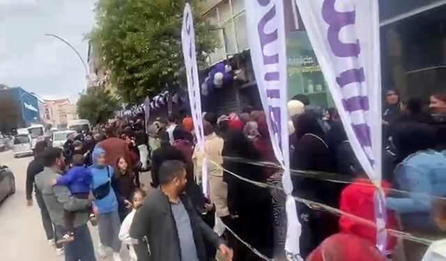 Darıca'da indirim izdihamı trafiği aksattı