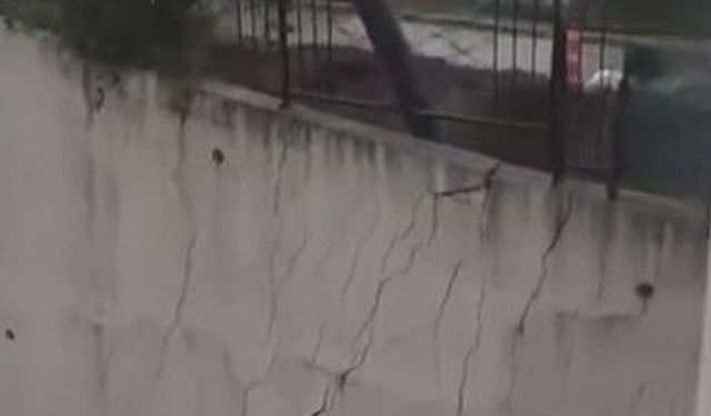 Dev istinat duvarı yerle bir oldu: O anlar kamerada