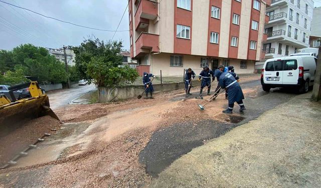 Gebze Belediyesi sağanak yağışa karşı 289 personelle sahada