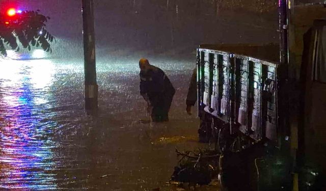 Gebze'de sokaklar dereye döndü, vatandaşlar mahsur kaldı
