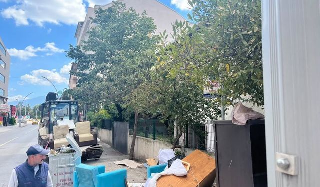 İzmit'te kaldırımdaki çöp yığını temizlendi