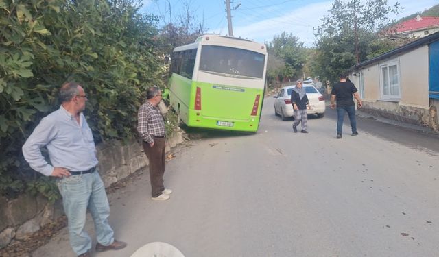 Kocaeli'de özel halk otobüsü duvara çarptı: 10 yaralı