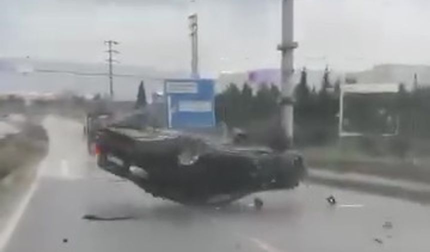 Yağışlı Yolda Makas Atan Otomobil Tepetaklak Oldu