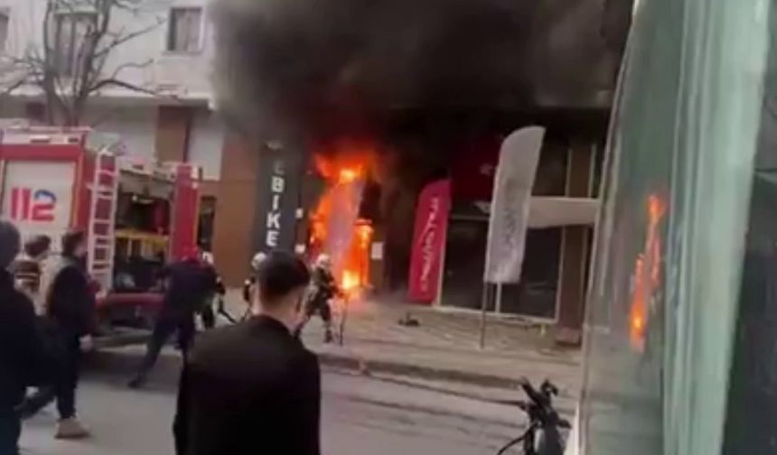 DÜKKAN ÖNÜNDE BAŞLAYAN YANGIN AKÜLERİN PATLAMASIYLA BÜYÜDÜ