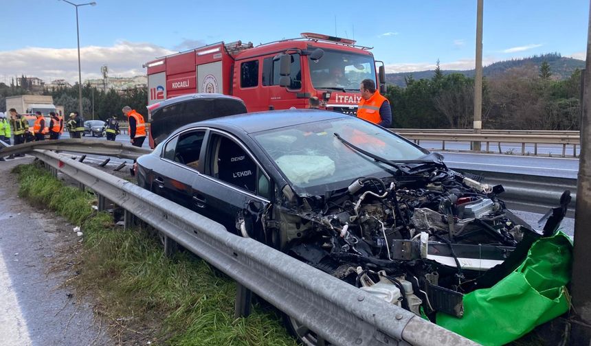 TEM'de Otomobilin Çarptığı Bariyer Yerinden Söküldü: 1 Yaralı