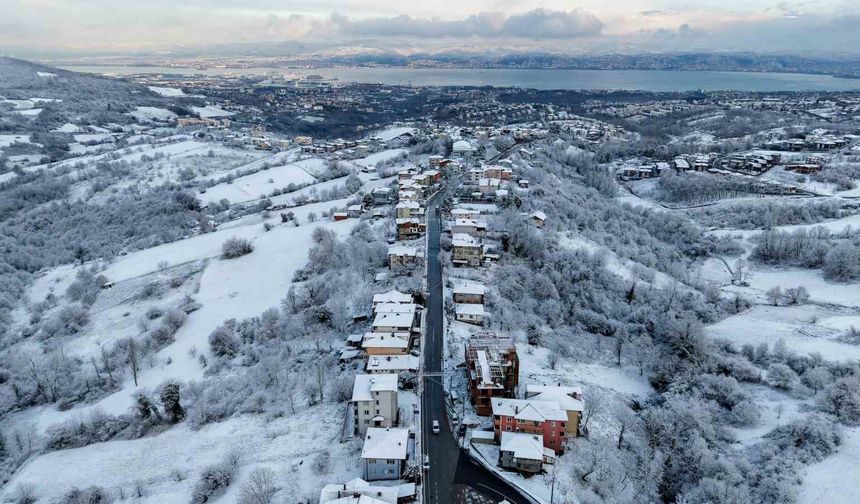 Başiskele'de karla mücadele çalışmaları sürüyor