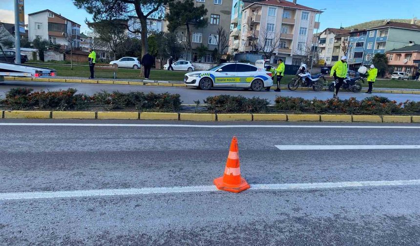 Çevirmeden kaçan motosikletli trafik polisine çarptı