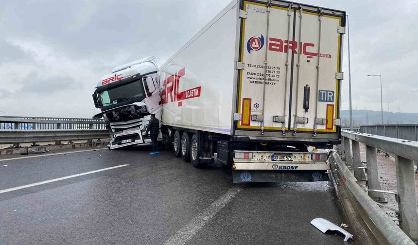 Sağanak beraberinde kazayı getirdi: Kuzey Marmara Otoyolu'nda tır makasladı