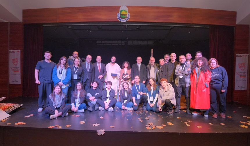 Şehir Tiyatroları’na İnegöl’de Alkış Yağmuru