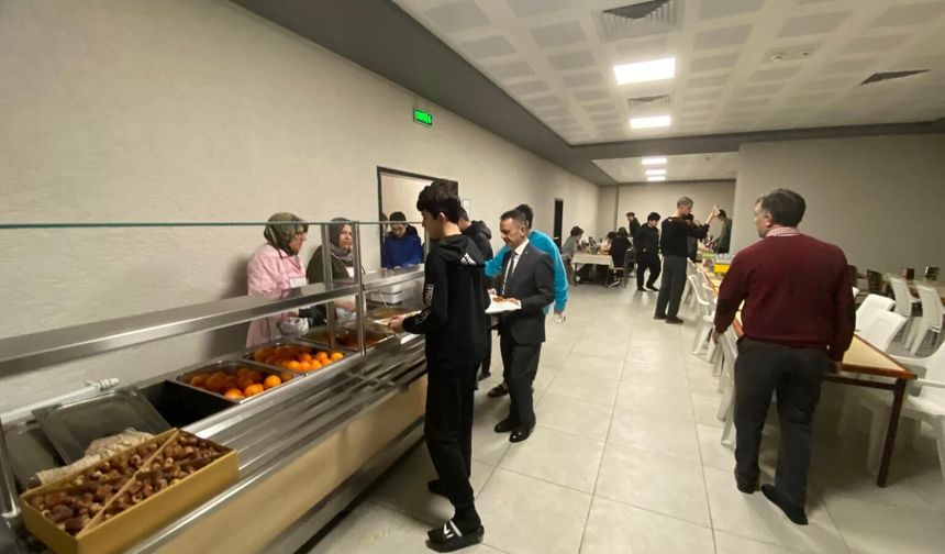 Vali Aktaş, İftarını İzmit Anadolu İmam Hatip Lisesi Öğrencileriyle Yaptı