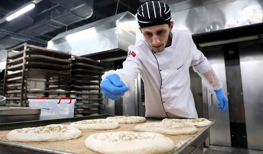 Belediyenin ürettiği 300 gramlık ramazan pidesi 20 liradan satışta