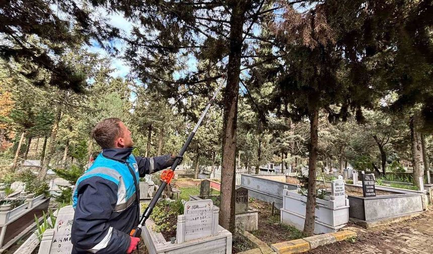 Gebze'de bayram öncesi mezarlıklarda bakım çalışmaları hızlandı