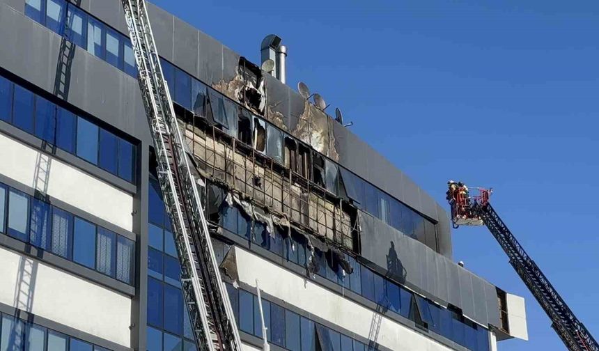 İş merkezinin dış cephesinde yangın çıktı
