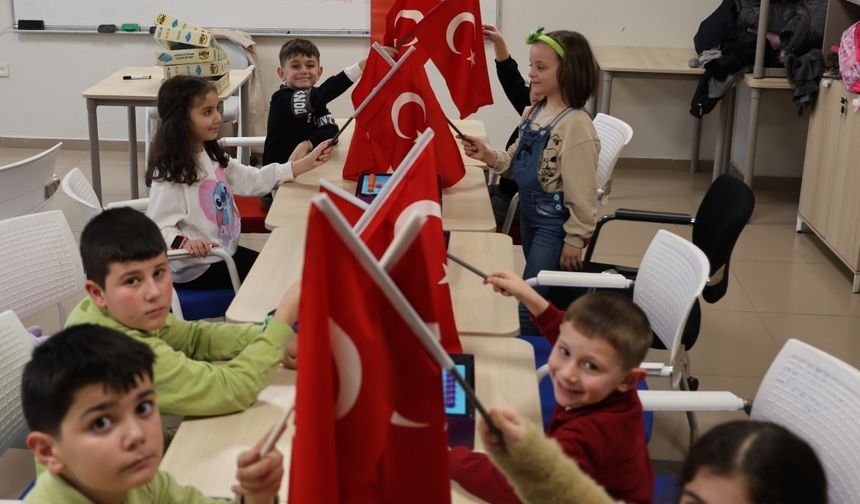 Kartepe Genç Akademi'de yeni dönem bayrak sevgisiyle başladı