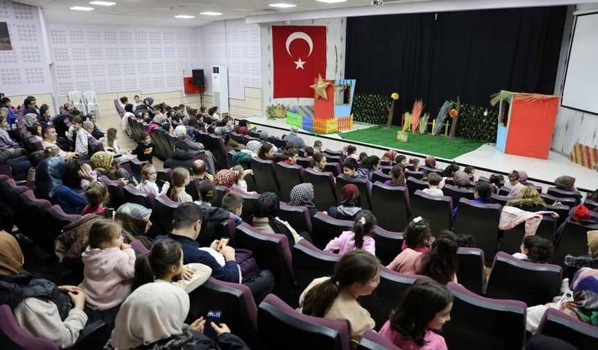 Kartepe'de çocuklar 'Meraklı Civciv' oyununu izledi