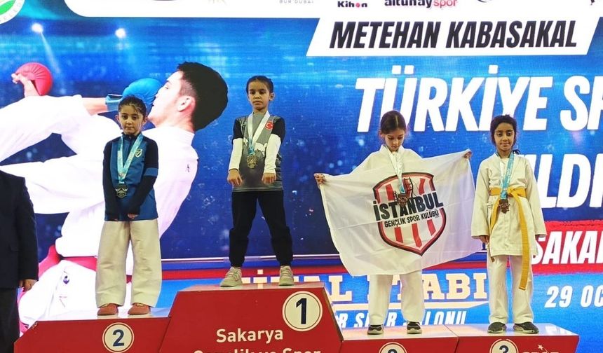 Kartepeli karateciler Sakarya'dan 6 madalyayla döndü