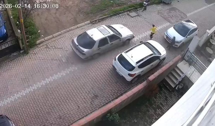 Otomobilin çarptığı 9 yaşındaki çocuk yaralandı: O anlar kamerada