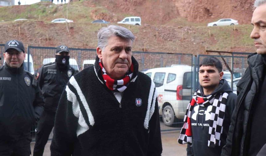 Serdar Adalı taraftarla birlikte maça geldi