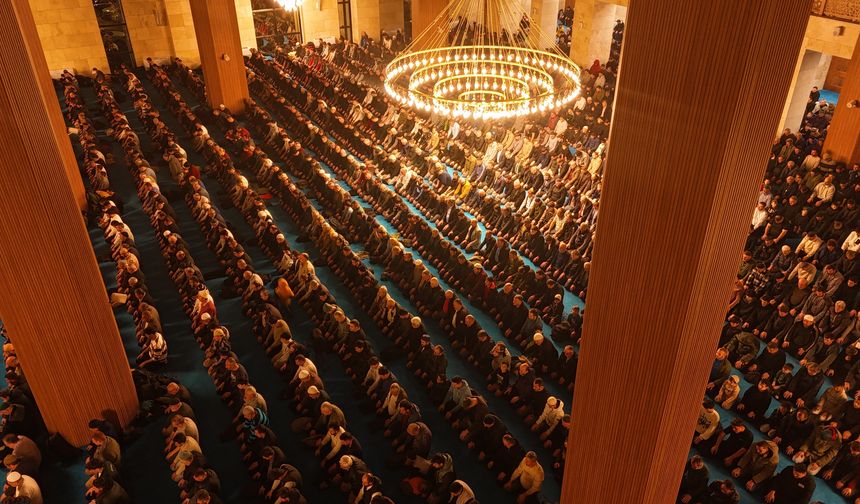 İlk Teravih Namazında Dolup Taştı