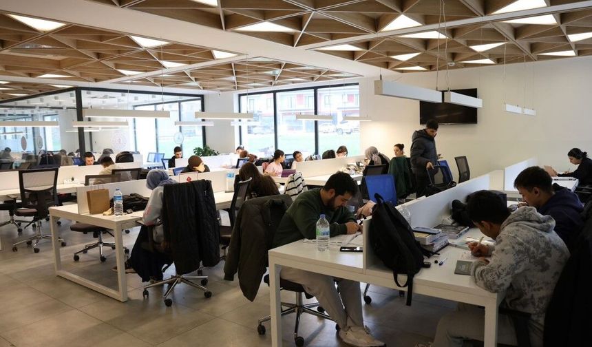 Kartepe Kent Kütüphanesi Yarıyıl Tatilinde Gençlerin Akınına Uğradı