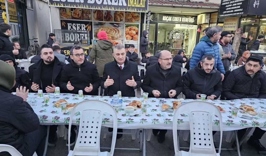 Kavaklı Mahallesi’nde 1200 Kişilik İftar Sofrası Kuruldu