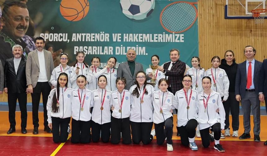 Körfez Ortaokullar Kız Voleybol Turnuvası'nda Şampiyon Petkim Ortaokulu Ve Simya Koleji