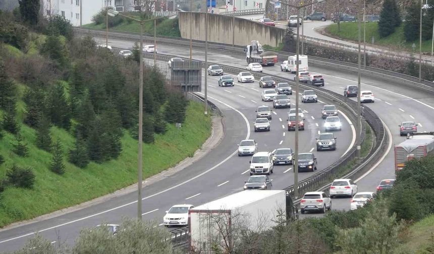 Bayram tatili dönüşleri başladı, TEM'de akıcı yoğunluk hakim