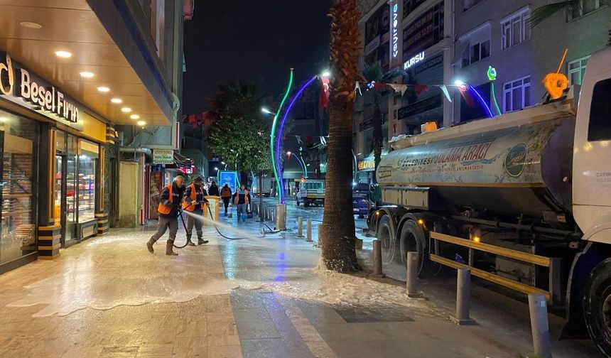 Çayırova'da bayram öncesi cadde ve sokaklar yıkanıyor