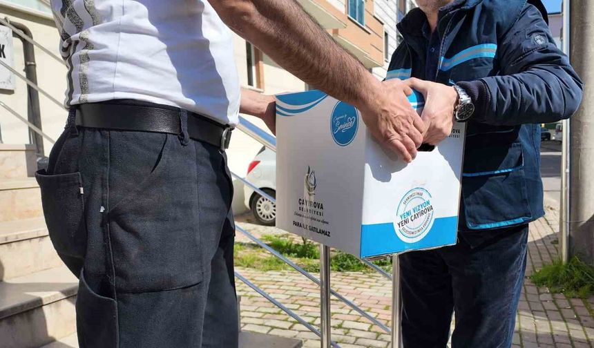 Çayırova'da İhtiyaç Sahibi Ailelere Gıda Kolisi Dağıtılıyor