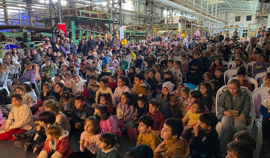 Çocuklar geleneksel gölge gösterisi ile eğlenceli anlar yaşadı