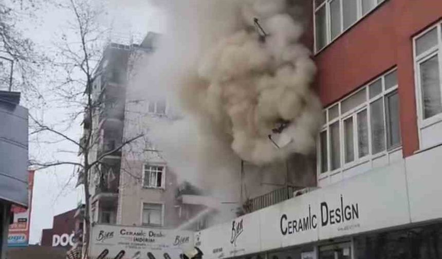 Daire alevlere teslim oldu, 4 kişi dumandan etkilendi