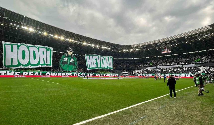 Futbolcu olamadılar ama tribünleri pankartlarıyla renklendiriyorlar