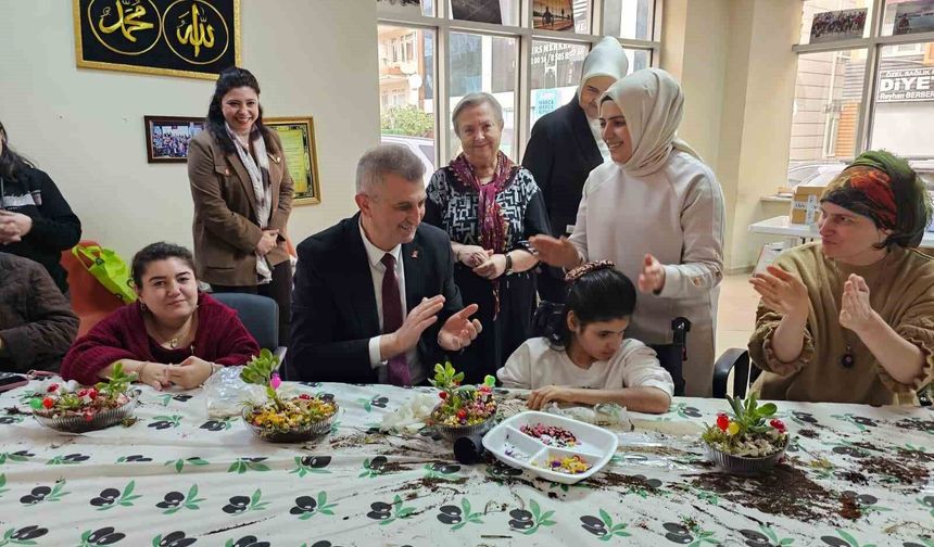 Gölcük'te engelli bireyler teraryum atölyesinde buluştu