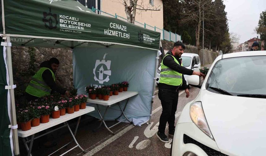 Kabir ziyaretlerinde vatandaşlara ücretsiz çiçek ve ulaşım kolaylığı