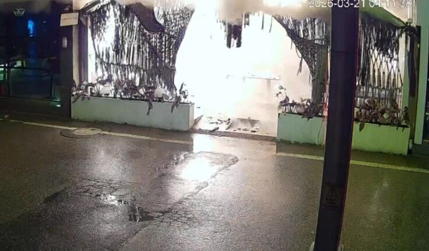 Kafeyi kundaklayıp kaçtı: O anlar kamerada