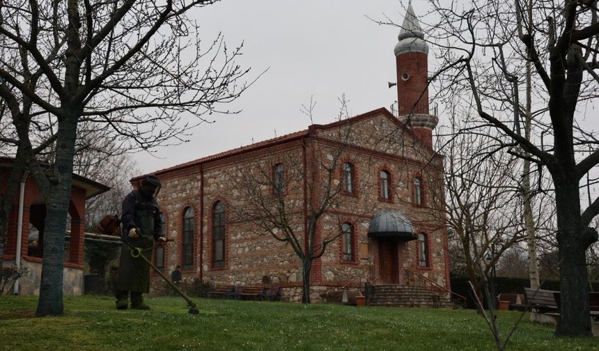 Kartepe'de bayram öncesi camilerde temizlik çalışması yapıldı