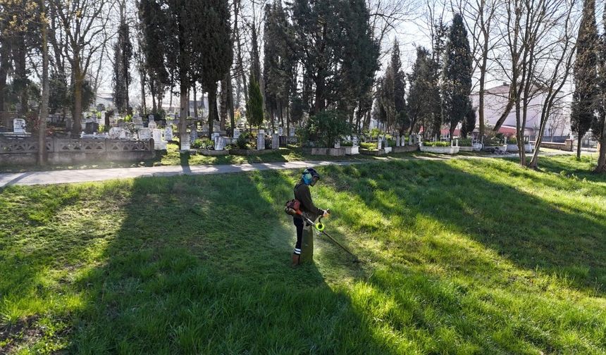 Kartepe'de bayram öncesi mezarlıklarda temizlik çalışması