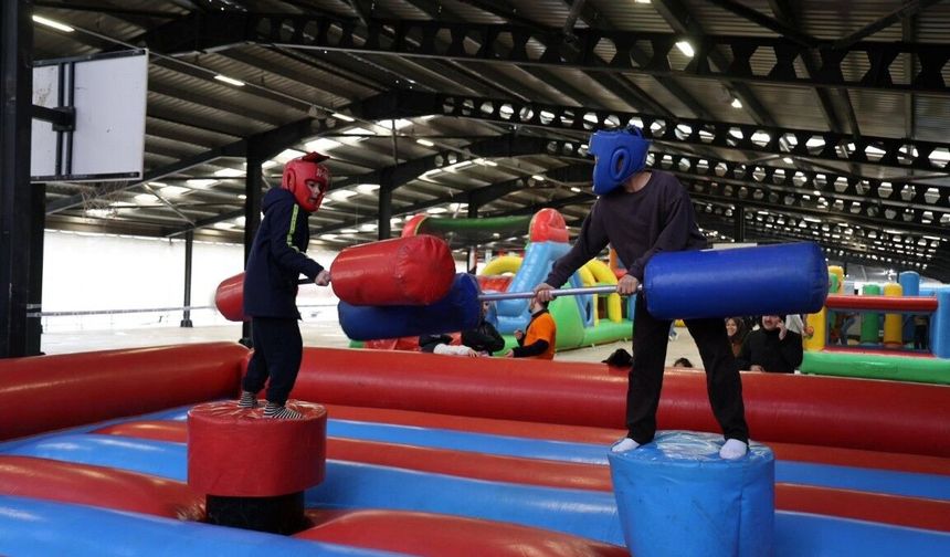 Kartepe'de çocuklar bayram etkinlikleriyle doyasıya eğlendi