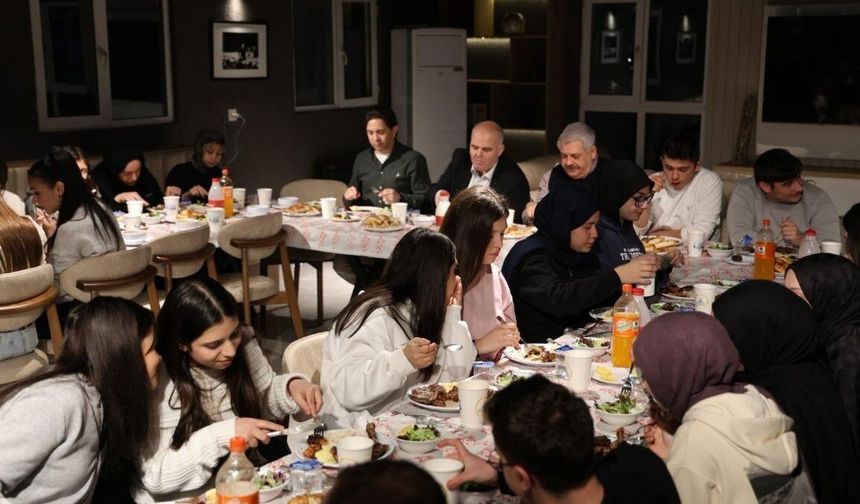 Kartepe'de gençler 'Bir Sofra Bir Hikaye' iftarında buluştu
