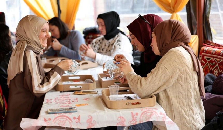 Kartepe'de kurulan otağ çadırında geleneksel sanatlar yaşatılıyor